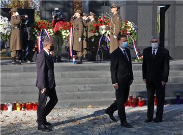 Jandroković položio vijence i zapalio svijeće na Mirogoju