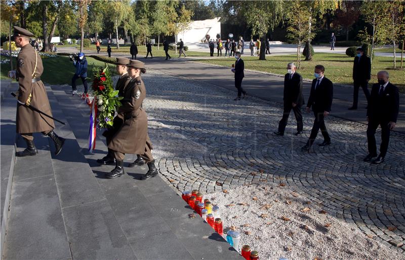 Jandroković položio vijence i zapalio svijeće na Mirogoju