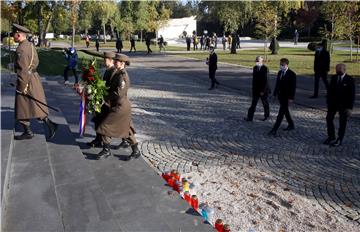 Jandroković položio vijence i zapalio svijeće na Mirogoju