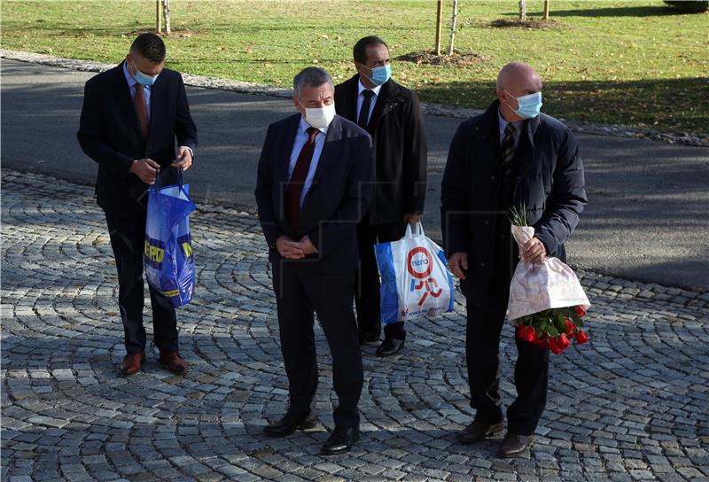 Izaslanstvo HNS-a položilo vijence i zapalilo svijeće na Mirogoju