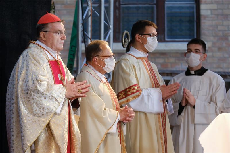 Središnje euharistijsko slavlje i molitva za pokojne na Mirogoju