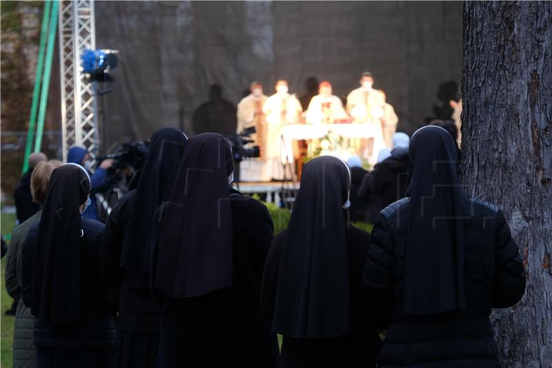 Središnje euharistijsko slavlje i molitva za pokojne na Mirogoju