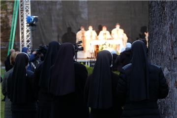 Središnje euharistijsko slavlje i molitva za pokojne na Mirogoju