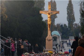 Središnje euharistijsko slavlje i molitva za pokojne na Mirogoju