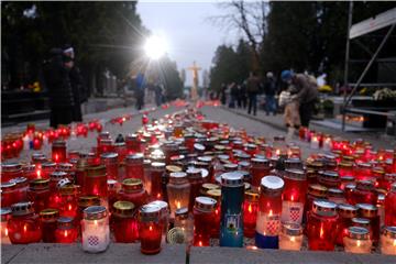 Središnje euharistijsko slavlje i molitva za pokojne na Mirogoju