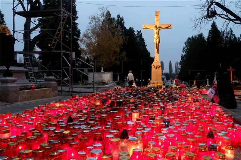 Središnje euharistijsko slavlje i molitva za pokojne na Mirogoju