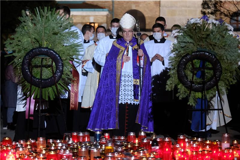 Središnje euharistijsko slavlje i molitva za pokojne na Mirogoju