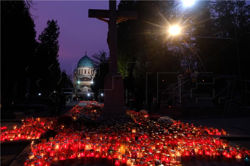 Središnje euharistijsko slavlje i molitva za pokojne na Mirogoju