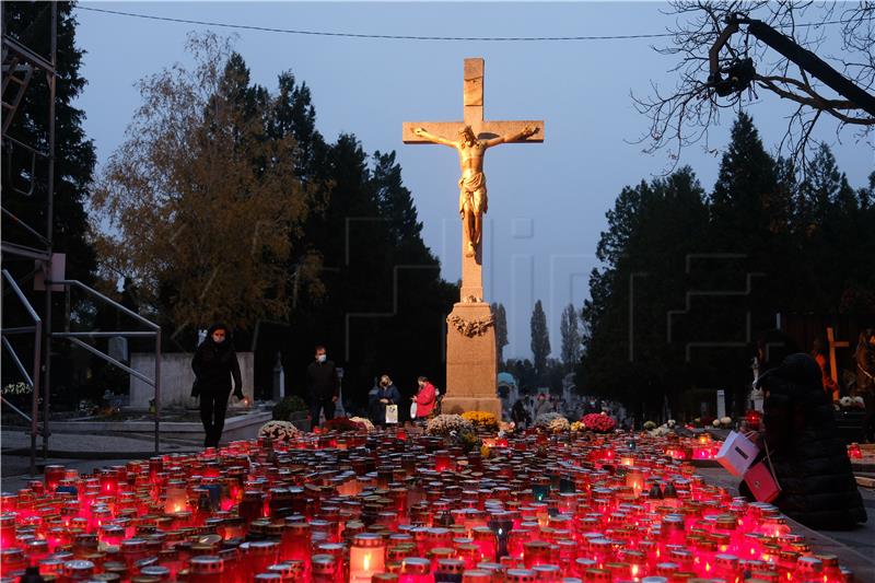 Središnje euharistijsko slavlje i molitva za pokojne na Mirogoju