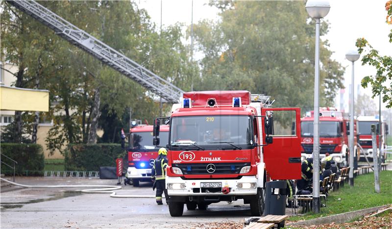 Ugašen požar u Osnovnoj školi Mate Lovraka, u tijeku dogašavanje