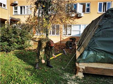 Hrvatska vojska postavila dodatne šatore ispred Klinike za infektivne bolesti