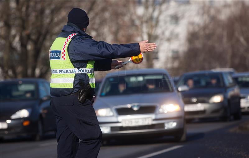 Vratima automobila s lažnom registracijom ozlijedio policajca