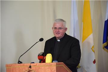 Izvanredna konferencija za medije nadbiskupa Mate Uzinića