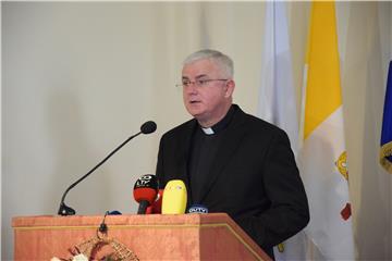 Izvanredna konferencija za medije nadbiskupa Mate Uzinića