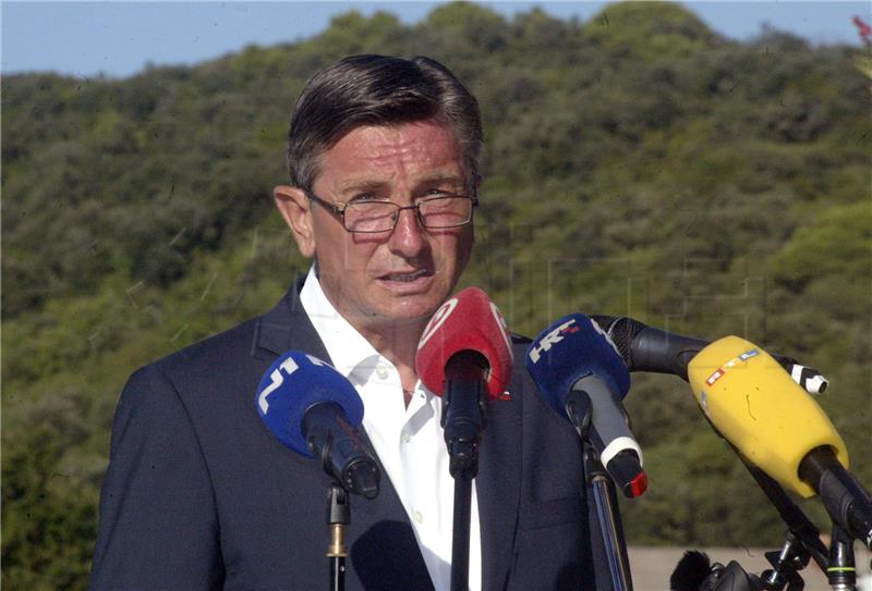 Pahor čestitao Bidenu, Janši je prerano