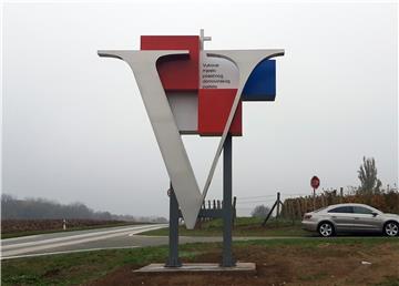 Na ulazima u Vukovar postavljene skulpture domovinskog pijeteta 