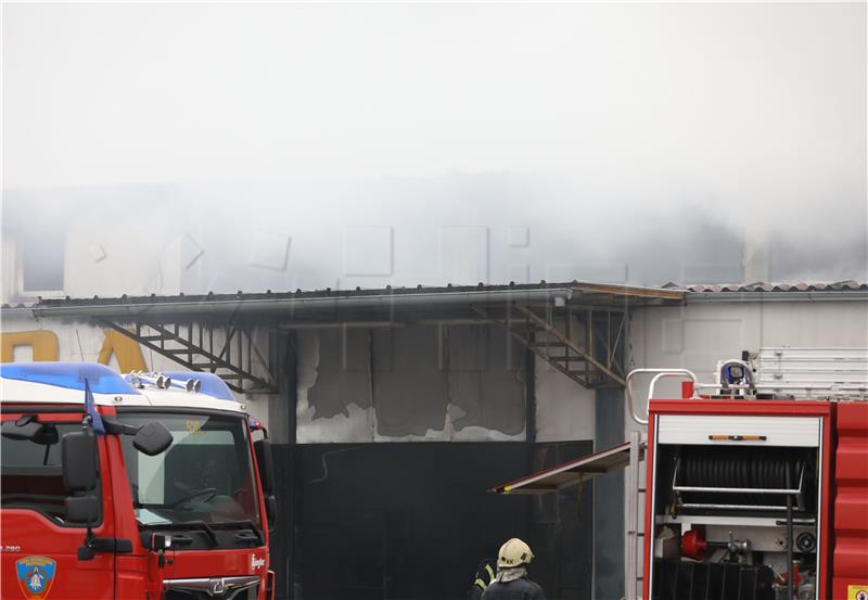 Lokaliziran požar u Sesvetama, lakše ozlijeđen vatrogasac