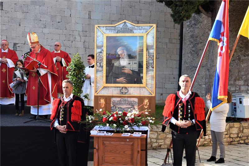 Šibenik: Bozanić predvodio euharistiju