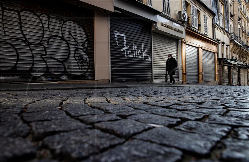 U predblagdansko vrijeme puste pariške ulice i zatvoreni dućani