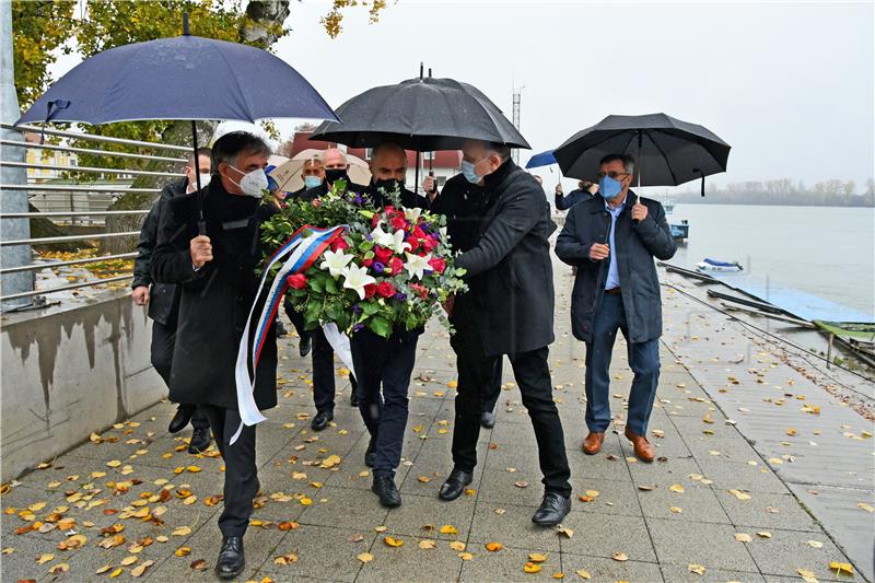 SNV u Vukovaru položio vijenac na obali Dunava