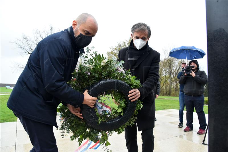 SNV položio vijenac na Ovčari