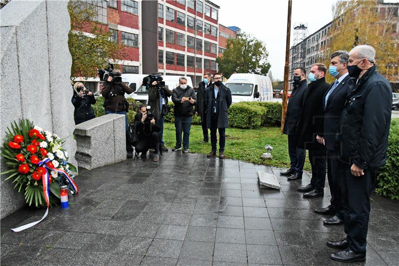 Plenković kod spomenika poginulim i nestalim zaposlenicima Borova i s Upravom