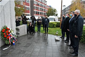 Plenković kod spomenika poginulim i nestalim zaposlenicima Borova i s Upravom