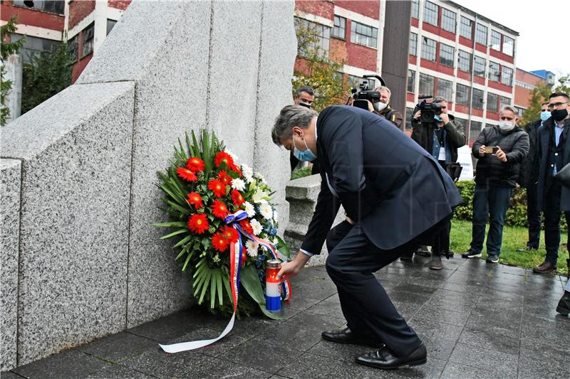 Plenković kod spomenika poginulim i nestalim zaposlenicima Borova i s Upravom