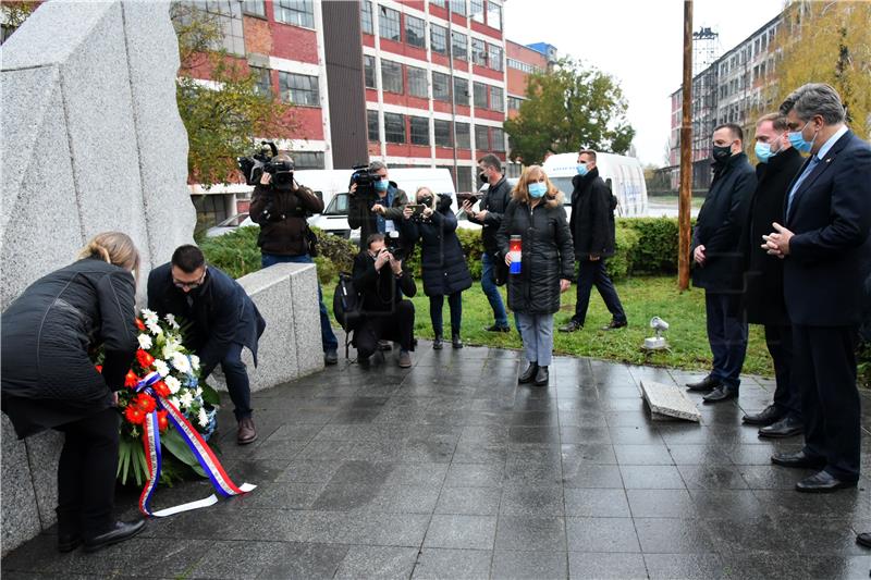 Plenković kod spomenika poginulim i nestalim zaposlenicima Borova i s Upravom