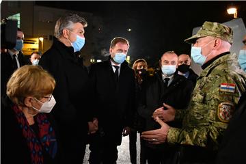 Molitva i paljenje svijeća ispred Nacionalne memorijalne bolnice Vukovar