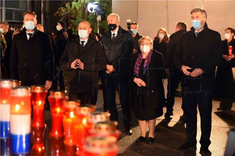 Molitva i paljenje svijeća ispred Nacionalne memorijalne bolnice Vukovar