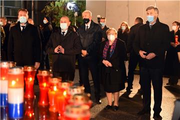 Molitva i paljenje svijeća ispred Nacionalne memorijalne bolnice Vukovar