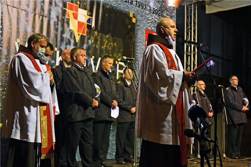 Molitva i paljenje svijeća ispred Nacionalne memorijalne bolnice Vukovar