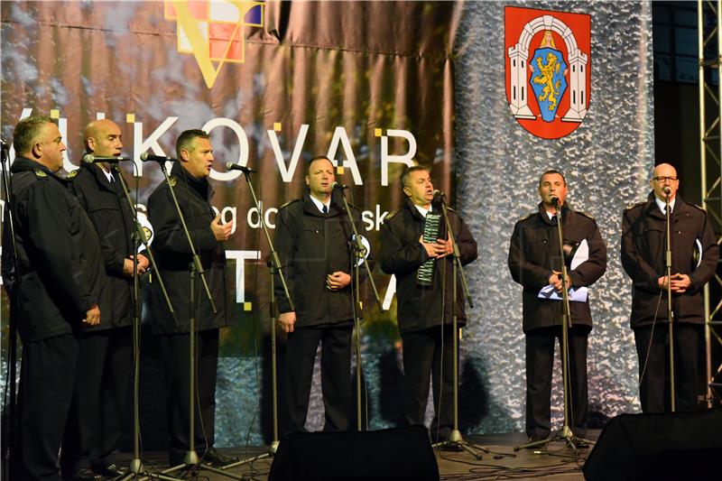 Molitva i paljenje svijeća ispred Nacionalne memorijalne bolnice Vukovar