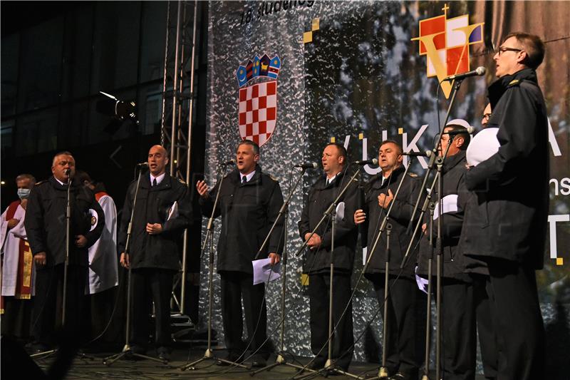 Molitva i paljenje svijeća ispred Nacionalne memorijalne bolnice Vukovar