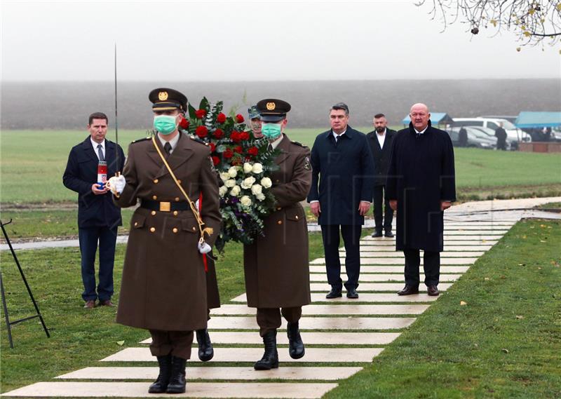 Milanović položio vijenac i zapalio svijeću na Ovčari