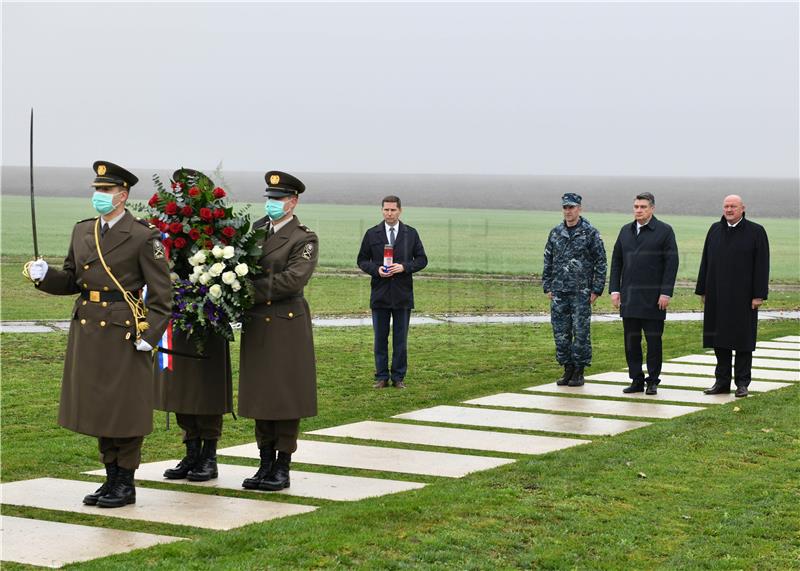 Milanović položio vijenac i zapalio svijeću na Ovčari