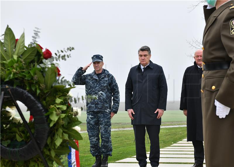 Milanović položio vijenac i zapalio svijeću na Ovčari