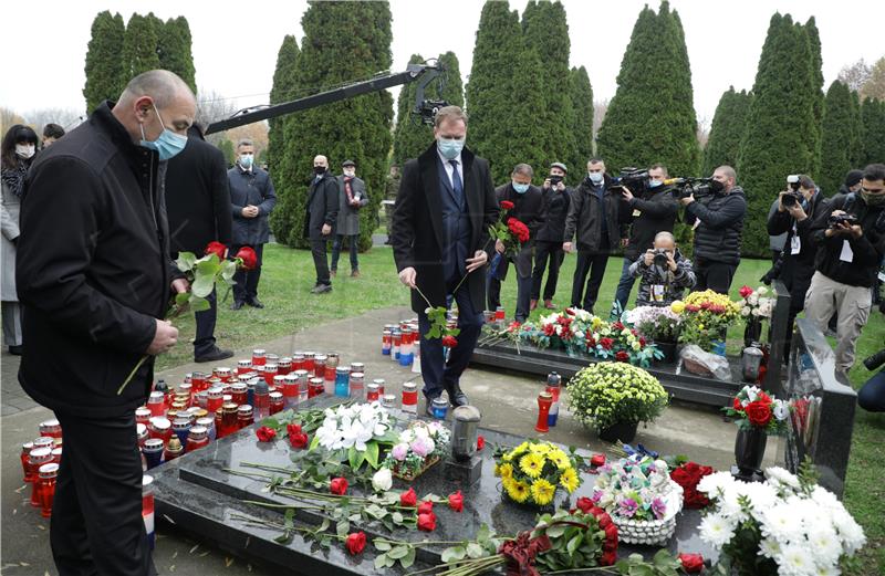 Polaganje vijenaca na na Memorijalnom groblju žrtava Domovinskog rata