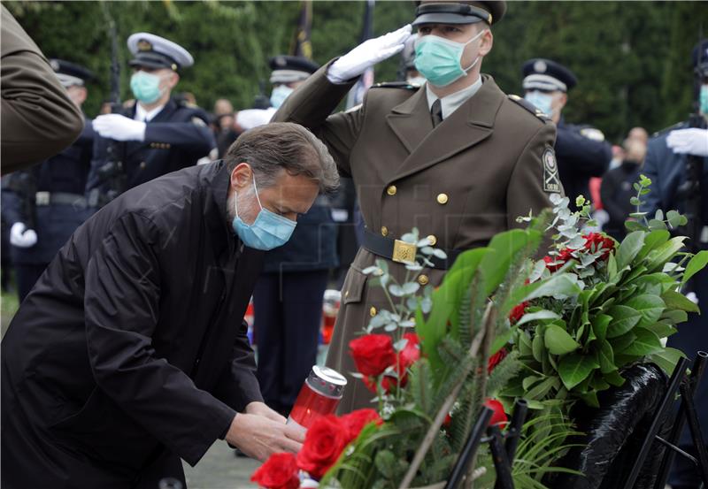 Polaganje vijenaca na na Memorijalnom groblju žrtava Domovinskog rata