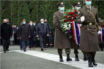 Polaganje vijenaca na na Memorijalnom groblju žrtava Domovinskog rata