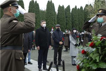 Polaganje vijenaca na na Memorijalnom groblju žrtava Domovinskog rata