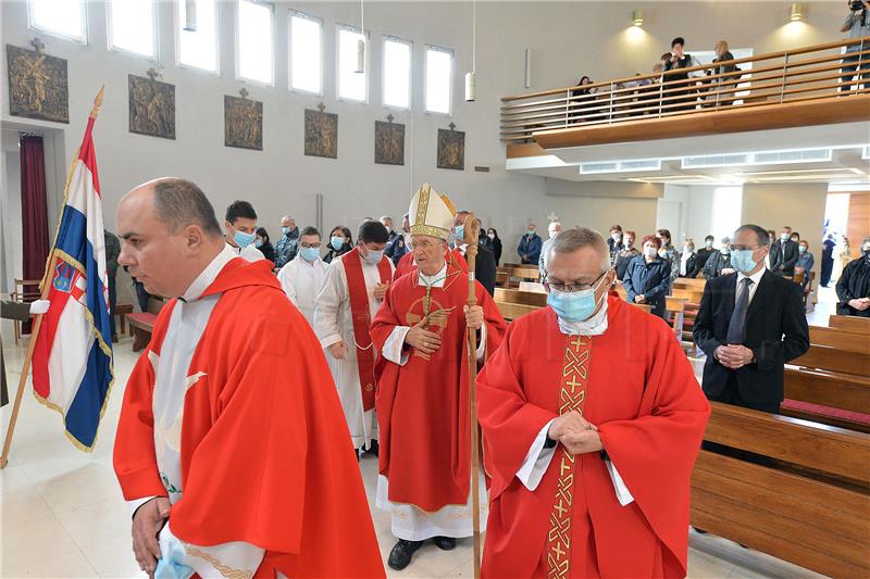 Nadbiskup Puljić u Škabrnji: Teško se može zaboraviti i oprostiti