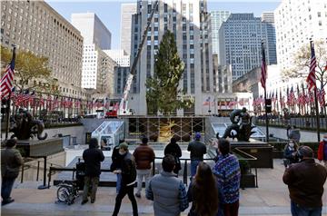 USA NEW YORK ROCKEFELLER CHRISTMAS TREE RAISED