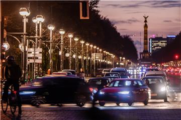 GERMANY VICTORY COLUMN TRAFFIC