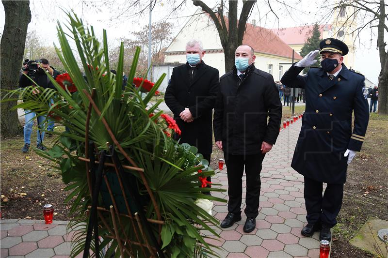 Tomo Medved položio vijence za stradale u selu Laslovo 