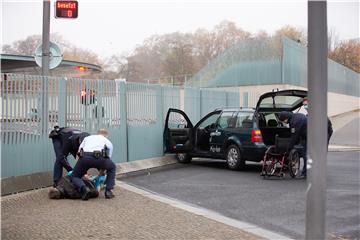 Policija ispituje napad na ured njemačke kancelarke, u pozadini antiglobalizam?