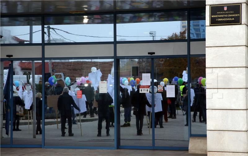 Preporod school union protest calls for solution to teaching during pandemic