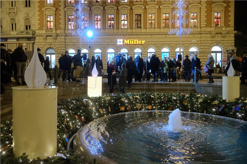 Zagreb: Zapaljena prva adventska svijeća na Trgu bana Jelačića