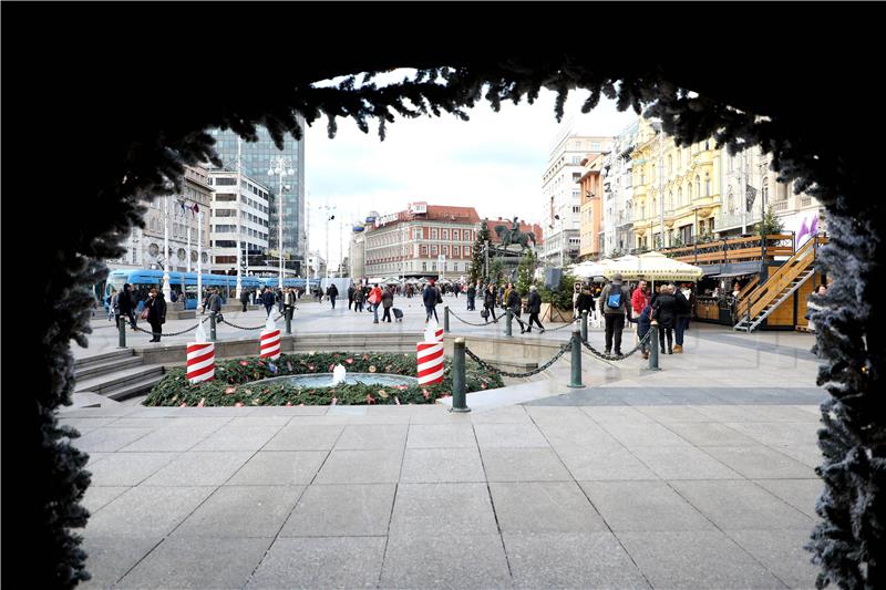 Mayor lights first candle on Advent wreath in Zagreb